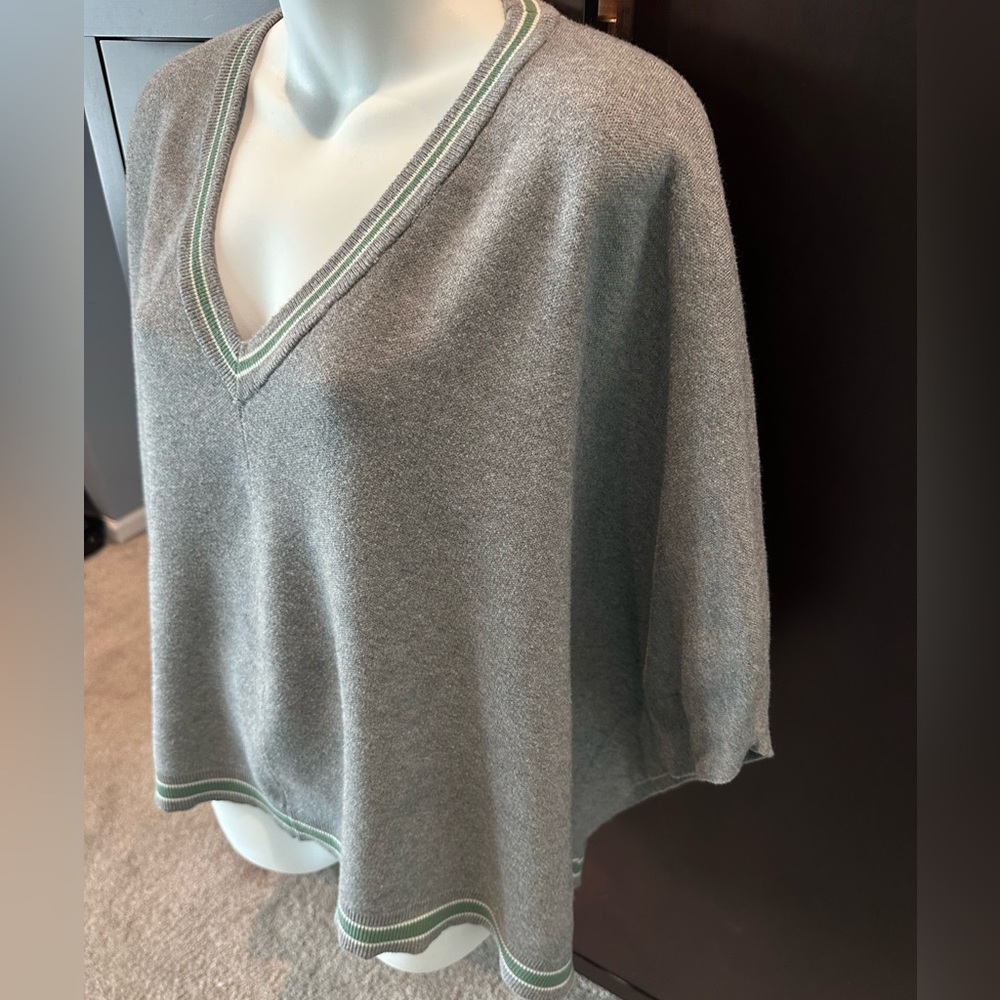 House of Harlow 1960 V-Neck Heather Gray Poncho Shrug Sweater, OSFA. Like New - Picture 7 of 9